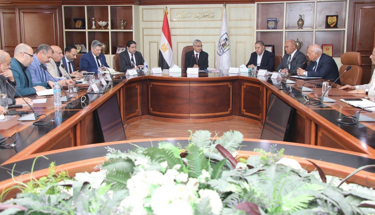 المحافظ يناقش مستجدات تطوير مصنع تدوير القمامة بسمسطا